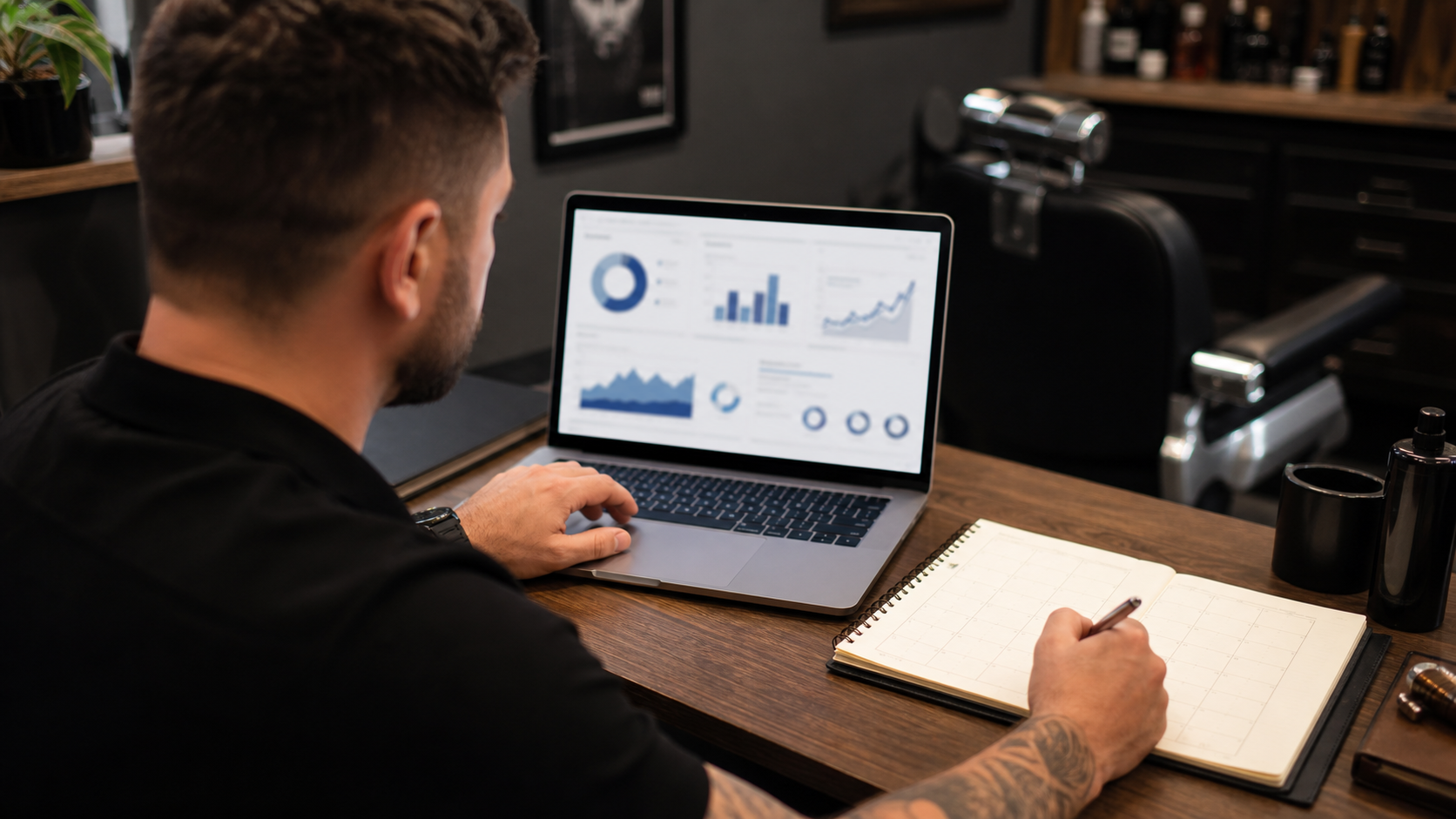 Dono de barbearia analisando resultados de campanha