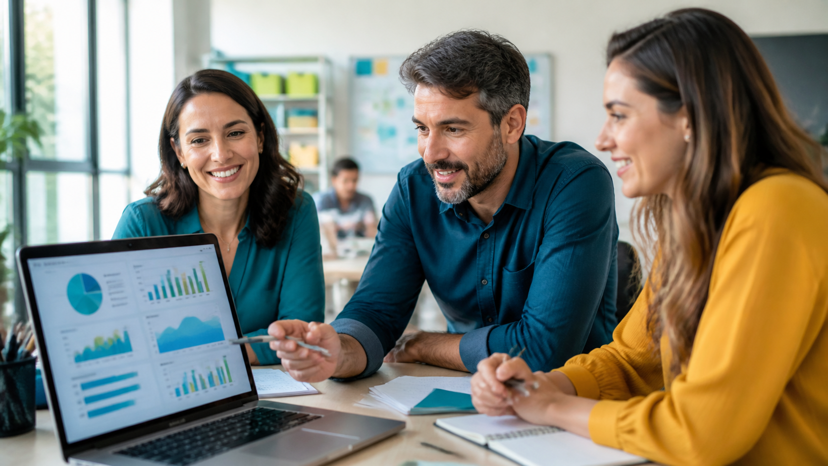 Equipe analisando métricas de campanha