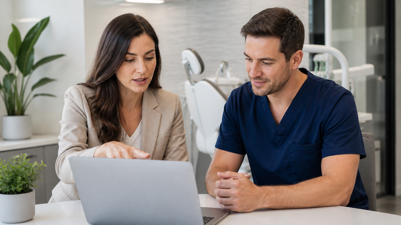 Dentista conversando com especialista de marketing