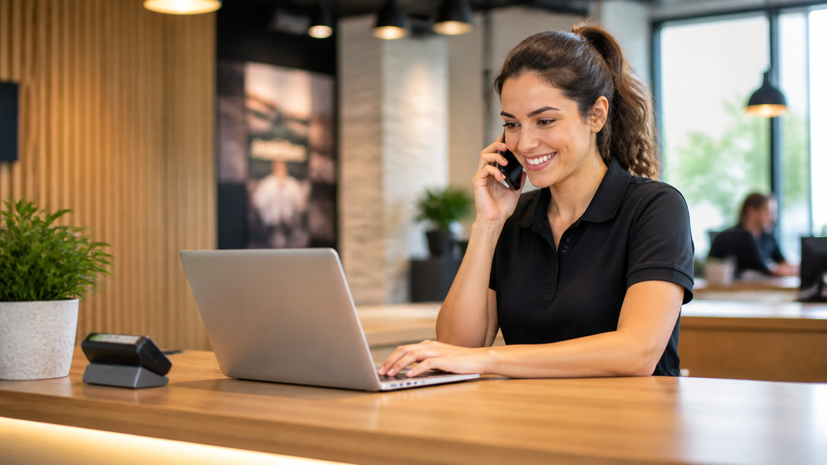 Atendimento comercial respondendo a novo contato