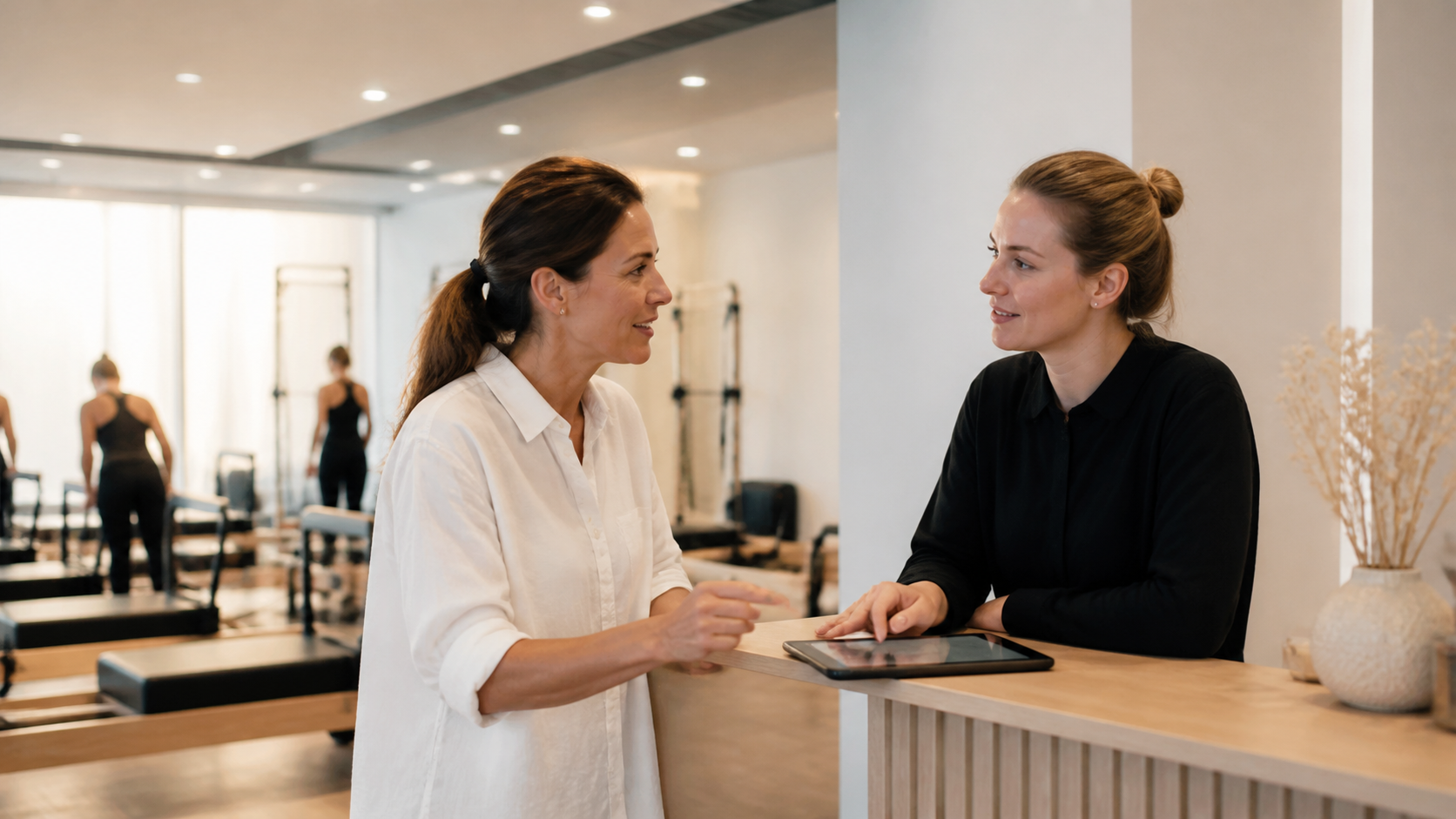 Gestor de estúdio de pilates analisando o orçamento de anúncios