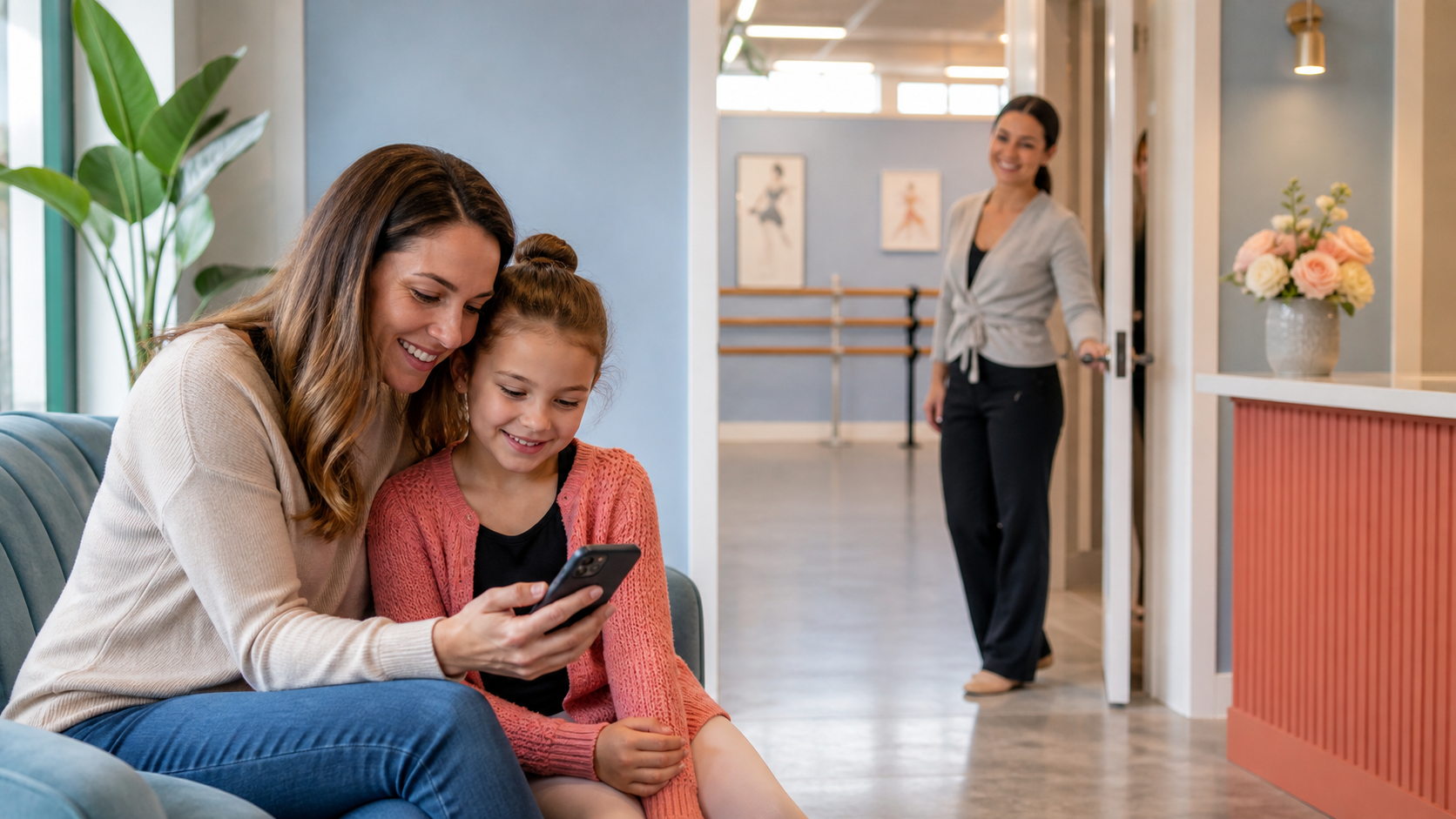 Responsável e criança conhecendo uma escola de dança
