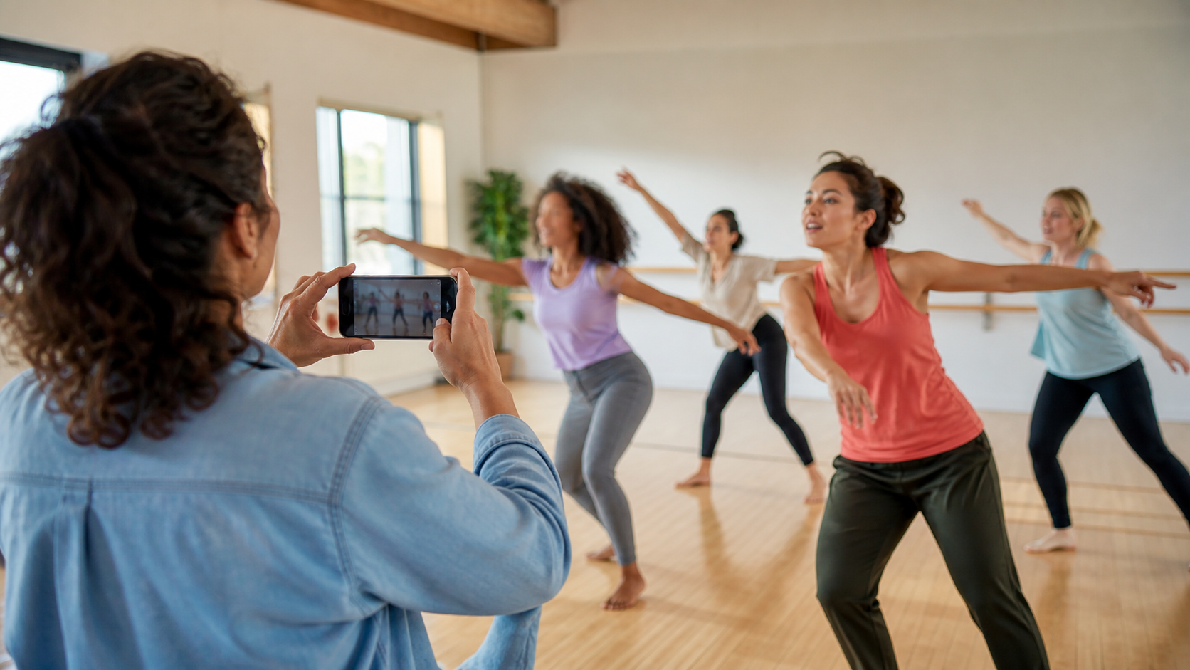 Pessoa gravando uma aula de dança para criar conteúdo