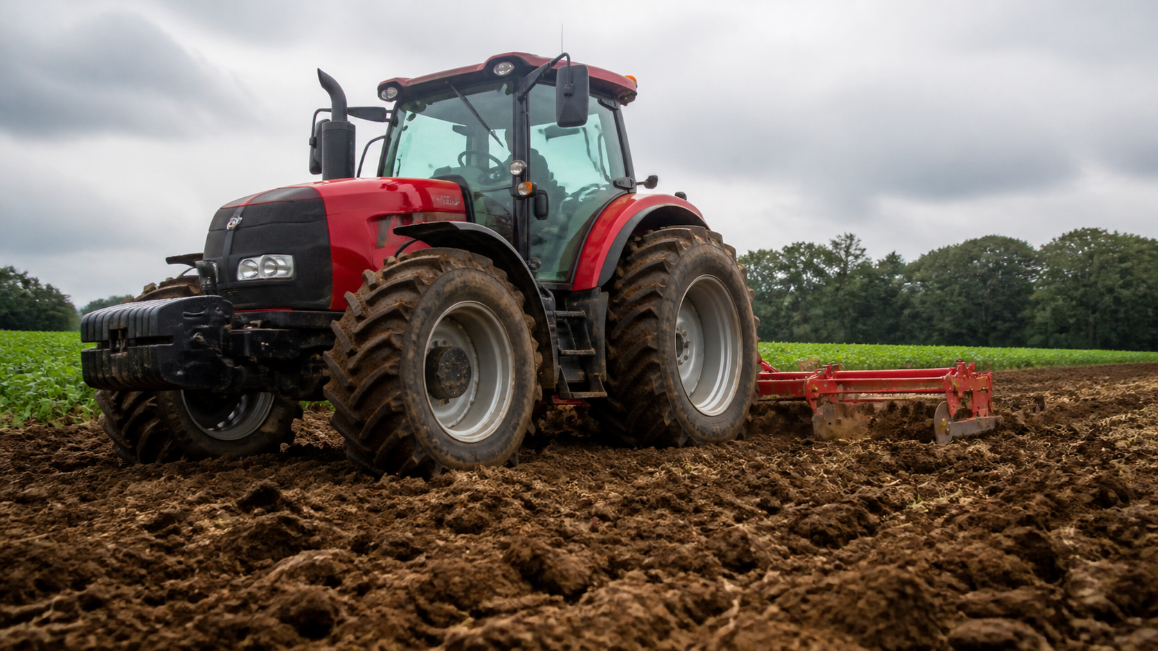 Trator trabalhando o solo em uma área agrícola