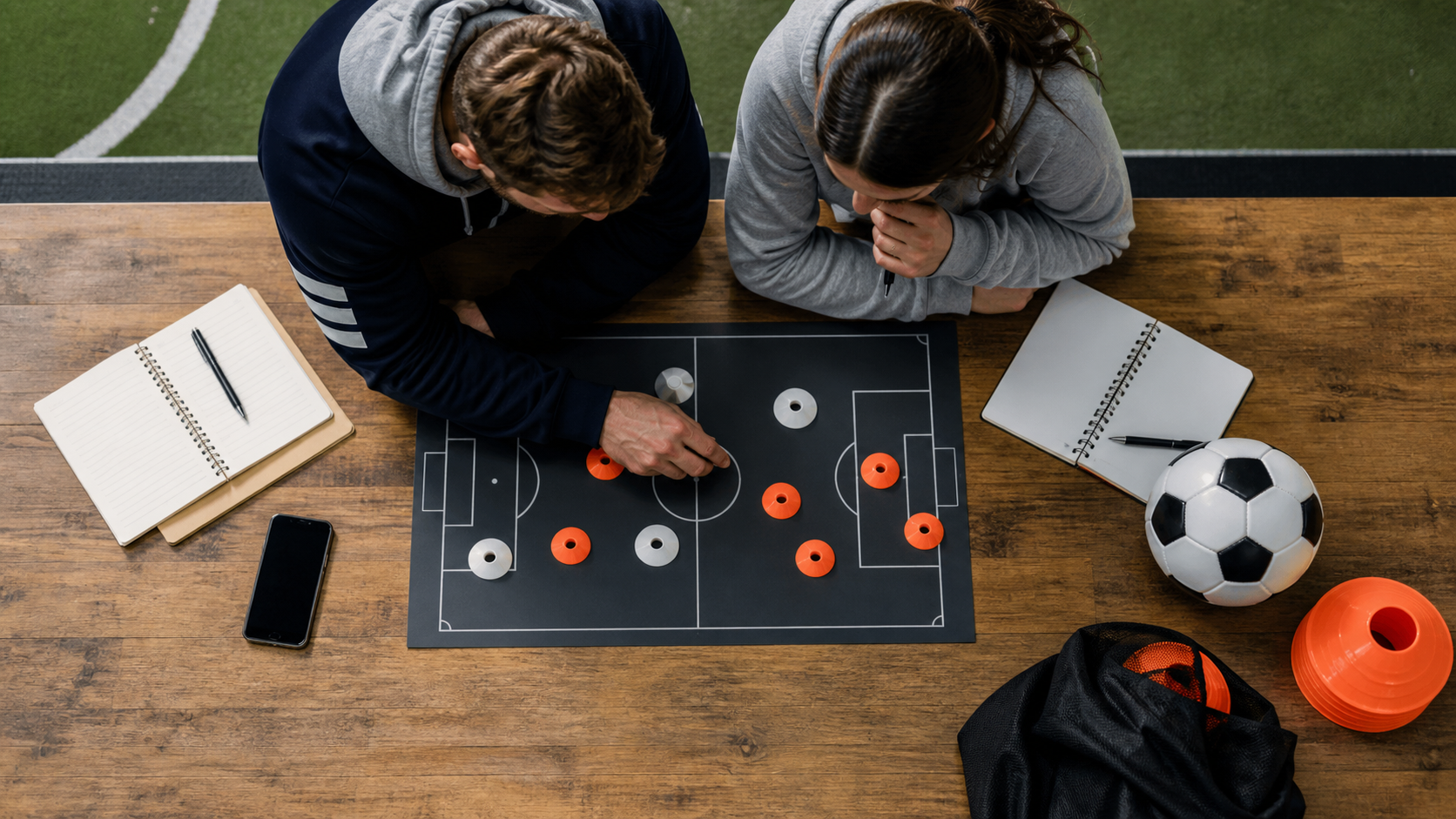 Organização de uma estratégia de campanha ao lado de uma quadra de futebol