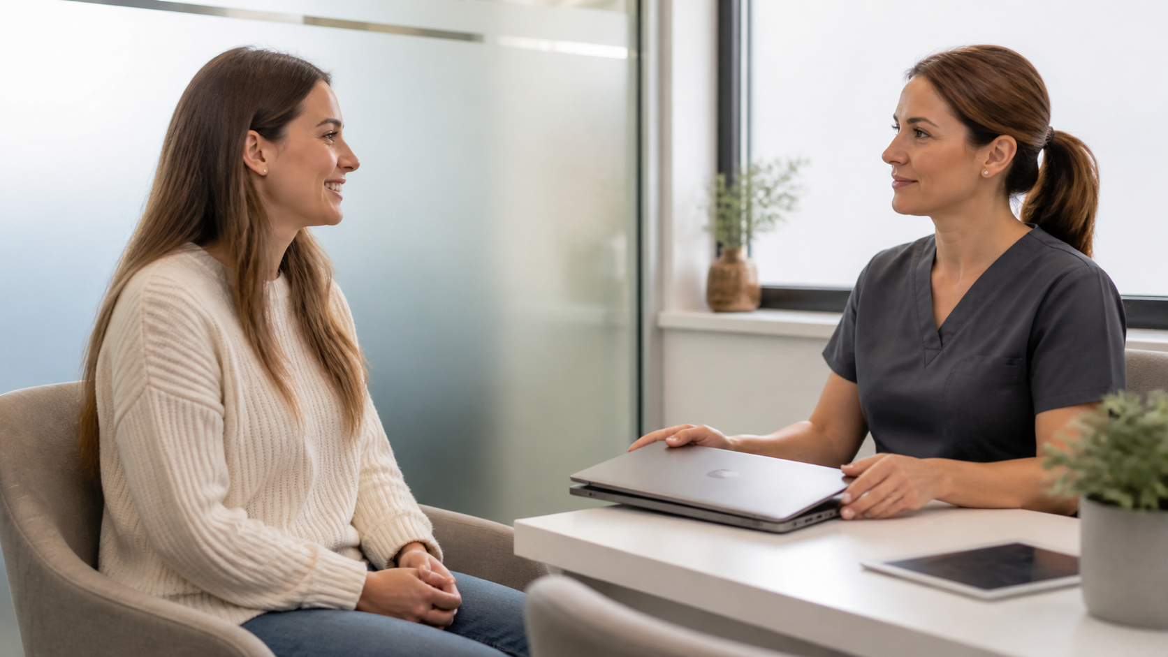 Paciente e profissional conversando sobre privacidade de dados